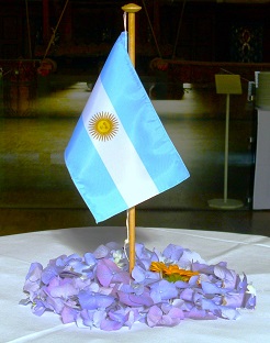 Argentinisches Faehnchen auf Tisch. Foto E. Härter