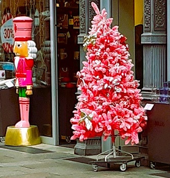 rosa Weihnachtsbaum. Foto E. Härter