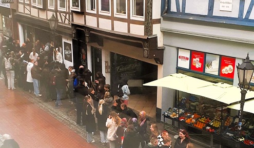 Warteschlange in der Johannisstr. Foto E. Härter